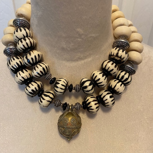 Statement necklace hand carved beads - Picture 1 of 6